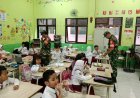 Babinsa Wonokromo Kawal Distribusi Program Makan Bergizi Gratis untuk Ribuan Pelajar