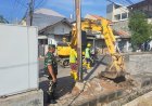 Babinsa Kalisari Monitoring Pemasangan U-Ditch, Antisipasi Genangan Air   