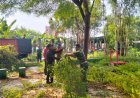 Gotong Royong Bersihkan Taman Lansia, Babinsa dan Warga Sidosermo Kompak