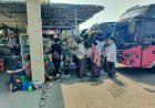 Babinsa Sidotopo Ingatkan Pedagang dan Peziarah Tetap Waspada di Kawasan Sunan Ampel
