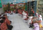 Penuh Kepedulian, Babinsa Kenjeran Dampingi Penyaluran MBG bagi 2.153 Siswa