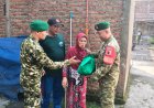 Jumat Berkah, Babinsa Karangpilang Bagikan Sembako kepada Warga Lansia