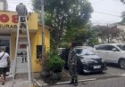 Wujud Kepedulian Keamanan Lingkungan Warga, Babinsa Embong Kaliasin Dampingi Pemasangan CCTV