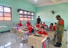 Babinsa Alun Alun Contong Kawal Distribusi 2.029 Porsi Makan Sehat Bergizi untuk Pelajar Bubutan