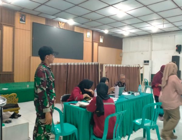 Babinsa Koramil Gayungan Pantau dan Dampingi Proses SPMB di SMKN 3 Surabaya
