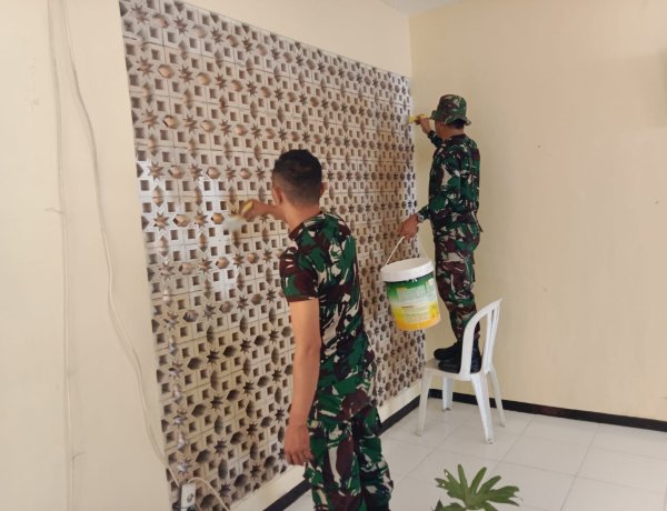 Anggota Kodim Surabaya Gelar Karya Bakti Pengecatan Panti Asuhan Muhammadiyah di Tambaksari